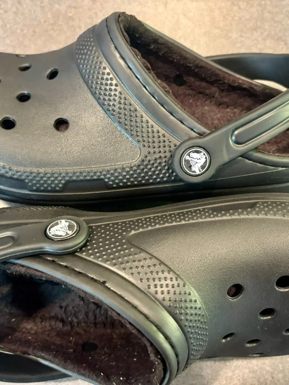 ~~Crocs Classic Lined Clogs in Black with a cozy Black fleece lining M7 W9